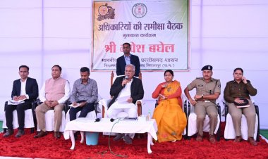 *मुख्यमंत्री बघेल बिलासपुर जिले के तखतपुर विधानसभा के अंतर्गत ग्राम खपरी में अधिकारियों की ले रहे हैं,समीक्षा बैठक*