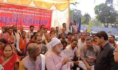 *रोजगार देने की प्रक्रिया तेज करने के आश्वाशन के बाद विस्थापितों की भूख हड़ताल खत्म, लेकिन जारी रहेगा अनिश्चितकालीन धरना*