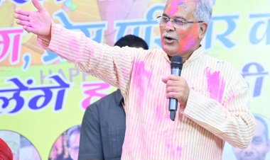 *मुख्यमंत्री ने फाग गीत गाकर रायपुर प्रेस क्लब में पत्रकारों के संग मनाई होली*