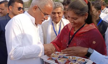 *मुख्यमंत्री श्री बघेल ने तेन्दू से बने आइसक्रीम को चखकर  स्वाद की सराहना की*