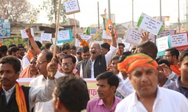 *आरंग में बृजमोहन ने कार्यकर्ताओं सहित घेरा आवास के लिऐ मंत्री डहरिया का निवास*