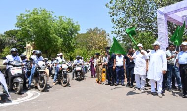 *मुख्यमंत्री ने हरी झंडी दिखाकर सर्वेक्षण प्रगणक दलों को किया रवाना*