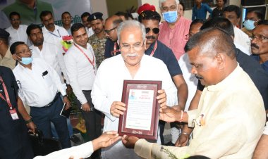 *‘छत्तीसगढ़ आदिवासी परब सम्मान निधि योजना’ प्रारंभ करने के लिए सरपंचों ने मुख्यमंत्री को दिया धन्यवाद*