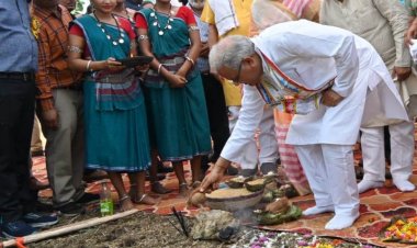 *मुख्यमंत्री ने अक्ति तिहार पर माटी पूजन कर, बीज रोपण किया ट्रैक्टर चलाकर खेत की जुताई की*