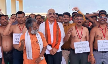 *"अर्द्ध नग्न धरना प्रदर्शन कर सरकार को समस्या से अवगत कराया छत्तीसगढ़ अनियमित कर्मचारी मोर्चा ने*