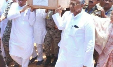 *मुख्यमंत्री श्री बघेल ने शहीद जवानों के परिजनों से भेंटकर शोक संवेदना प्रकट की और ढांढस बंधाया*