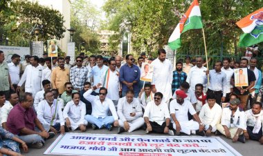 *आधार, पेन कार्ड के नाम पर बीजेपी नरेन्द्र मोदी आम जनों को लूटना बन्द करें*