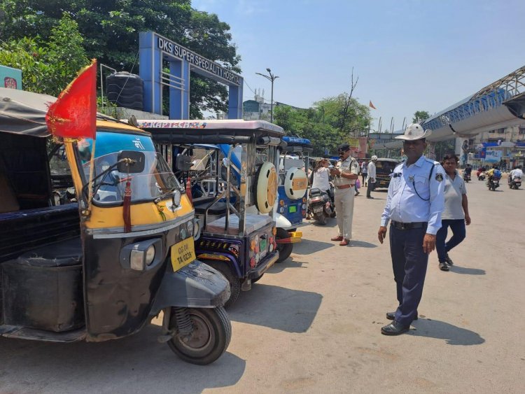 *बिना लाइसेंस एवं परमिट के संचालित सवारी ऑटो के विरुद्ध यातायात पुलिस की अभियान कारवाही* 