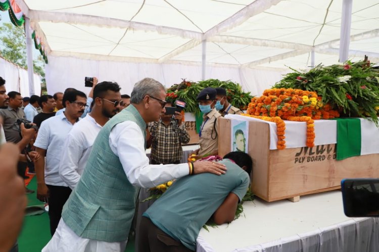 *अपने समस्त कार्यक्रम रद्द कर शहीदों को श्रद्धांजलि देने दंतेवाड़ा पहुंचे ओम माथुर* 