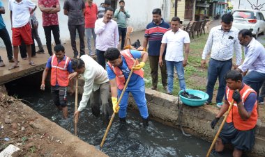 *महापौर एजाज ढेबर ने सफाई श्रमदान कर सफाई मित्रों के बीच अपने जन्मदिन का काटा केक*
