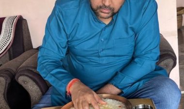 *खेल मंत्री उमेश पटेल ने बोरे-बासी खाकर श्रमिकों को दिया सम्मान*