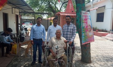 *पश्चिम विधायक विकास उपाध्याय ने दिव्यांग व्यक्ति कुमार सिंग साहू को प्रदत की ट्राई साईकिल*