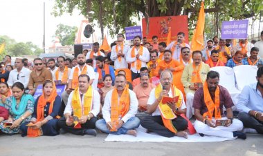 *मुख्यमंत्री भूपेश बघेल और कांग्रेस पार्टी को सद्बुद्धि देने, बृजमोहन की अगुवाई में हुआ हनुमान चालीसा पाठ।*