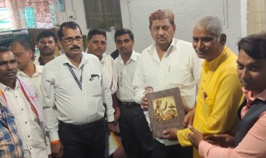 *वन मंत्री मोहम्मद अकबर को भेंट की गई डिजिटल श्रीमद् भगवद्गीता*