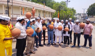 *छत्तीसगढ़ में पेयजल संकट को लेकर आम आदमी पार्टी ने किया मटका फोड़ आंदोलन, कलेक्टर को सौंपा ज्ञापन*