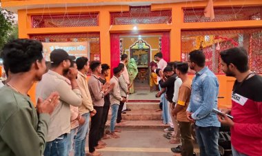 *कर्नाटक में कांग्रेस की ऐतिहासिक जीत, एनएसयूआई कार्यकर्ताओं ने मनाई जश्न, हनुमान मंदिर में की आरती*