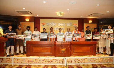 *शराब घोटाले पर भाजपा ने किया पोस्टर लांच 800 शराब दुकानों पर चस्पा किए जायेंगे पोस्टर*
