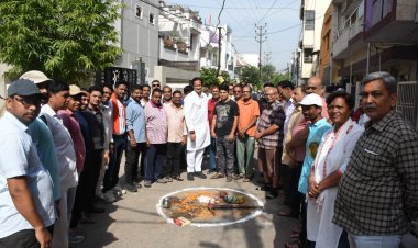 *विधायक विकास उपाध्याय ने जनता क्वार्टर लाईन चौबे कॉलोनी में स्वीकृत डामरीकरण एवं सी.सी. रोड निर्माण कार्य का किया भूमि पूजन*