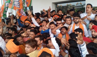 *भाजयुमो ने बेरिकेट तोड़ घेरा पीएससी कार्यालय*