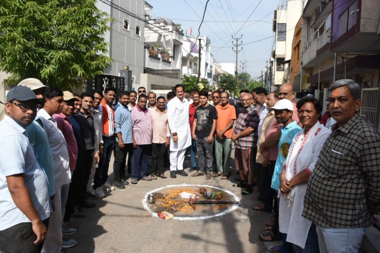 *विधायक विकास उपाध्याय ने जनता क्वार्टर लाईन चौबे कॉलोनी में स्वीकृत डामरीकरण एवं सी.सी. रोड निर्माण कार्य का किया भूमि पूजन*