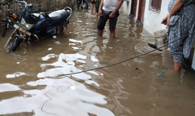 तेलीबांधा आनंद विहार औऱ आनंद नगर में बिल्डर की मनमानी की वजह से भरा कई घरों में पानी