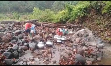 शासन प्रशासन की उदासीनता के चलते  नदी नाले का पानी पीने को मजबूर ग्रामीण