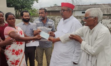 छत्तीसगढ़ प्रभारी समाजवादी पार्टी पूर्व विधायक बीजापुर दौरे में स्वार्गीय संतोष पुनेम के परिवार से मिला