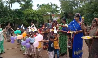 शासकीय प्राथमिक शाळा केशला में  फुल वर्षा कर नौनिहालों का स्वागत किया गया
