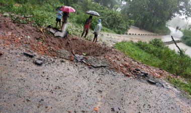 मूसलाधार बारिश के बीच आईईडी ब्लास्ट।