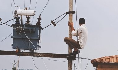 स्कूली छात्रों की जान जोखिम में डालकर स्कूल प्रबंधन के द्वारा छात्र को ट्रांसफार्मर पर चढ़ाकर विद्युत कार्य करवाया