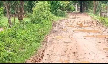 जर्जर सड़क की हालत को देखकर ग्रामीण है परेशान कहीं चुनाव बहिष्कार की बात