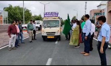 कलेक्टर एवं जिला निर्वाचन अधिकारी ने ईवीएम / वीवीपैट प्रशिक्षण जागरूकता रथ को हरी झंडी दिखाकर किया रवाना
