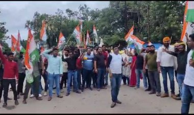 मणिपुर की शर्मनाक घटना की तुलना छत्तीसगढ़ से करने पर विरोध प्रदर्शन व प्रधानमंत्री नरेंद्र मोदी का पुतला दहन किया गया