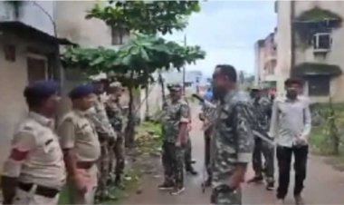 दुर्ग  के मोहन नगर थाना क्षेत्र स्थित बांबे आवास में रविवार तड़के 4 बजे दुर्ग पुलिस की टीम दबिश देने पहुंची
