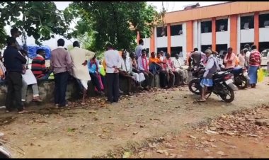 वन अधिकार पत्र को लेकर कोणडागांव कलेक्टेड में पहुंचे घोड़ा गांव के किसान