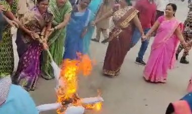 जगदलपुर भाजपा महिला मोर्चा जिला बस्तर के सभी पदाधिकारियों व कार्यकर्ताओ ने  मुख्यमंत्री, गृह मंत्री का  पुतला दहन किया