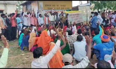 बलरामपुर जिले के तहसील मुख्यालय में पंडो जनजाति के सैकड़ों लोग जाति प्रमाण पत्र को लेकर तहसीलदार को ज्ञापन सौंपा