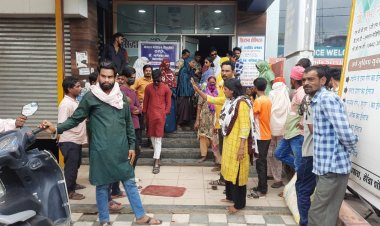 गर्भवती महिला का हुआ मृत परिवारों ने दिया धरना