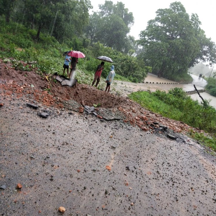 मूसलाधार बारिश के बीच आईईडी ब्लास्ट।