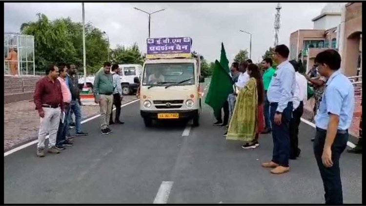 कलेक्टर एवं जिला निर्वाचन अधिकारी ने ईवीएम / वीवीपैट प्रशिक्षण जागरूकता रथ को हरी झंडी दिखाकर किया रवाना