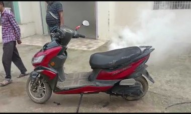 चालू करने के दौरान इलेक्ट्रॉनिक स्कूटर में लगी आग जलकर पुरी तरह खाख