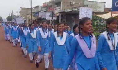 भरत देवांगन शासकीय उत्कृष्ट हिंदी माध्यम विद्यालय खरोरा में मतदाता जागरूकता अभियान के तहत जागरूकता रैली   निकाली गई*