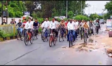 छत्तीसगढ़ में आगामी विधानसभा चुनाव के मद्देनजर बलरामपुर जिले में मतदाता जागरूकता के लिए साइकिल रैली का आयोजन