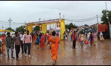बरसते पानी में भी लाखों भक्त पहुंचे कथा सुनने*