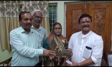 आदिवासी आयोग अध्यक्ष भानु प्रताप सिंह पहुंचे दंतेवाड़ा में ली समीक्षा बैठक