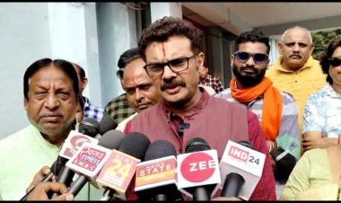 प्रतिपक्ष नेता अपने सहयोगी पार्षदों के साथ जिला कलेक्टर में अविश्वास प्रस्ताव लाने का पत्र सौंपा