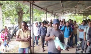 आदिम जाति कल्याण विभाग जगदलपुर के अंतर्गत कार्यरत आकस्मिकता निधि के नियमित पदों पर कार्य चतुर्थ श्रेणी कर्मचारियों की समस्याओं का निराकरण करने हेतु सहायक आयुक्त को विज्ञप्ति सौंपी गई