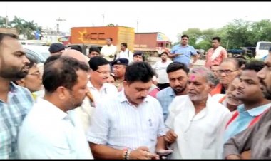 नेहरू नगर गुरुद्वारा के सामने गड्ढों पर बैठकर बीजेपी का धरना प्रदर्शन