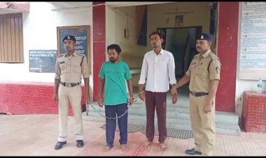 बलरामपुर जिले के रामानुजगंज थाना क्षेत्र अंतर्गत हुए नाबालिग के साथ सामूहिक दुष्कर्म के मामले में पुलिस अभिरक्षा से फरार हुए दो आरोपियों को पुलिस ने गिरफ्तार कर न्यायिक रिमांड पर जेल भेज दिया  है