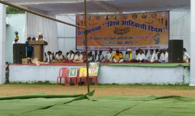 जिले में विश्व आदिवासी दिवस जिला प्रशासन कॉलेज में तो समाज ने सांस्कृतिक मैदान में मनाया जोर-जोर से